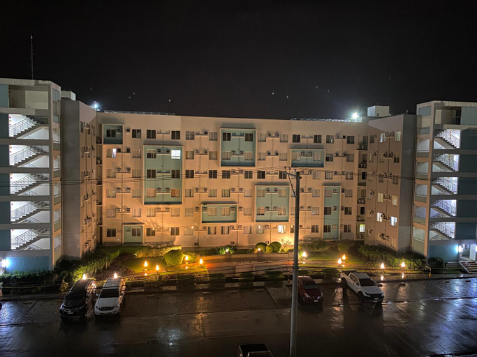 8 Spatial 2BR condo within the city with Pool, WIFI & Netflix, Davao City