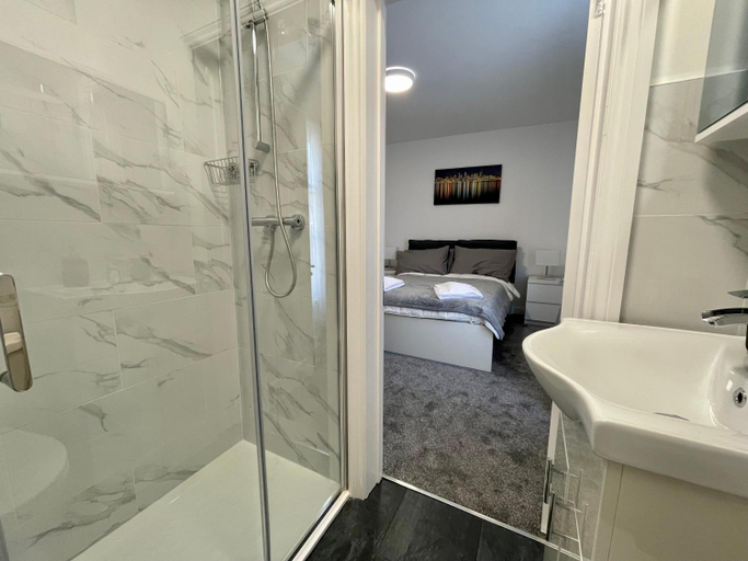 Bathroom 2, Oxford Street Stays, Southampton