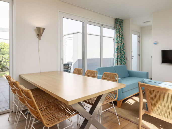 Living room 5, Single Storey Lodge With Dishwasher, Near the Beach, Zijpe