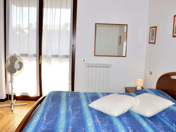 Bedroom 5, Holiday Home in Sirmione Near Thermal Baths, Brescia