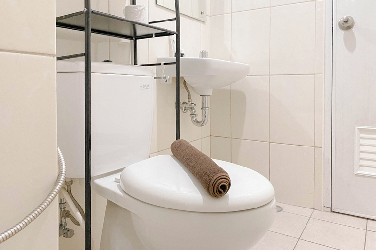 Bathroom 4, Good And Spacious 3Br At Springlake Summarecon Bekasi Apartment, Bekasi