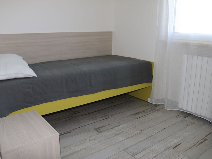 Bedroom 2, Holiday Apartment near Lake, Shared Swimming Pool, Verona