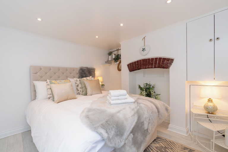 Bedroom 2, Central Apartment with Patio - Sofa Bed, Gloucestershire