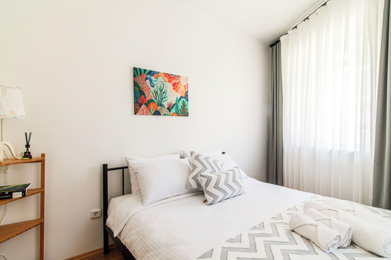 Room 5, Bostanüstu Dere Sokağı, Beşiktaş