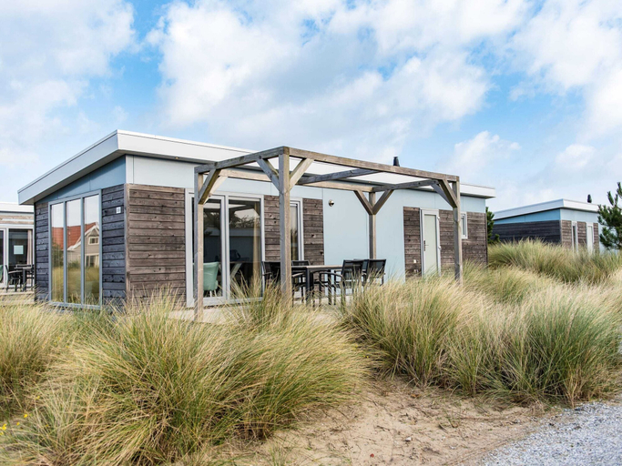 Exterior 5, Modern Chalet With Dishwasher, Near the Beach, Ameland