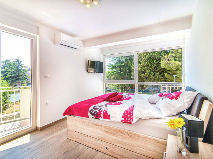 Others 4, Modern Villa with Private Pool & Hot Tub near Center & Beach, Novigrad