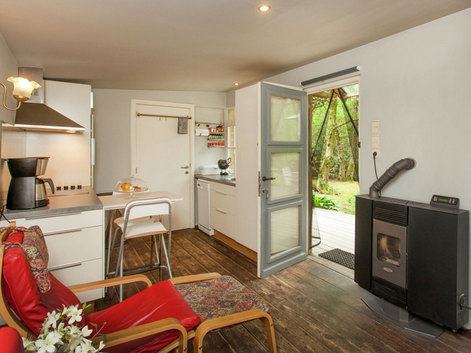 Others 5, Delightful Chalet in Opglabbeek near Lake, Limburg