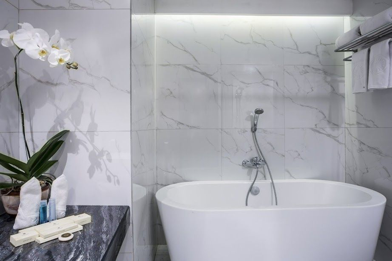 Bathroom 5, The Acacia Hotel Jakarta, Central Jakarta