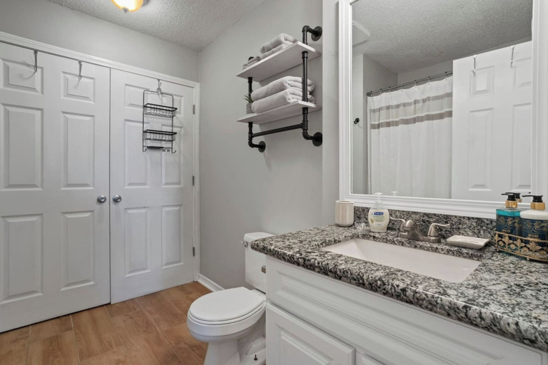 Bathroom, Cozy Condo with Spacious Patio, Harrison