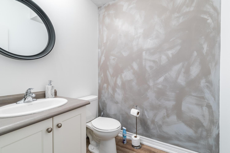 Bathroom 2, GLOBALSTAY Waterfront 20Ppl 5BR TH Hot tub Sauna , Hamilton