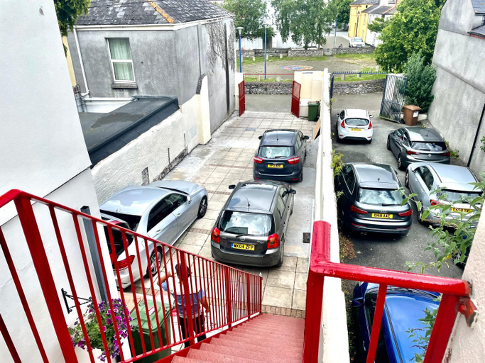 Others 5, Executive apartments, nr city centre with private parking, Plymouth
