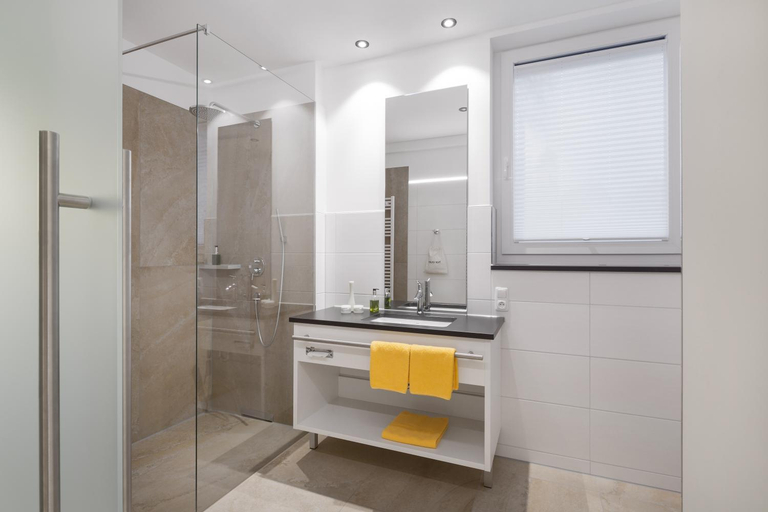 Bathroom 2, Wirtshaus & Hotel Goldener Greif, Amberg-Sulzbach