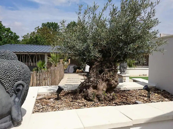 Exterior 3, Majestic Villa in Nuaille-d'aunis With Sauna, Charente-Maritime