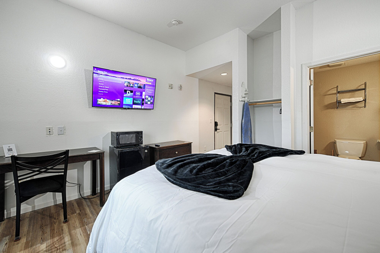 Bedroom 2, Hotel Dilley Grand, Frio