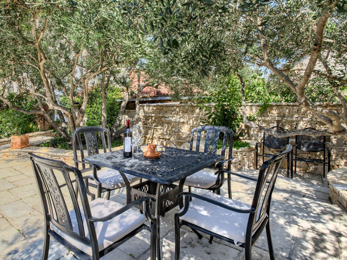 Others 4, Adorable Apartment in Murter with Hot Tub, Murter