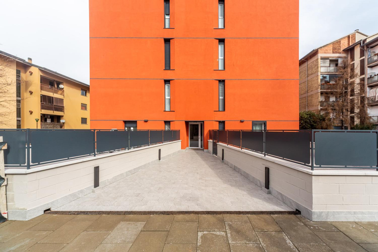 Comfy APT with Private Parking & Balcony, Milano