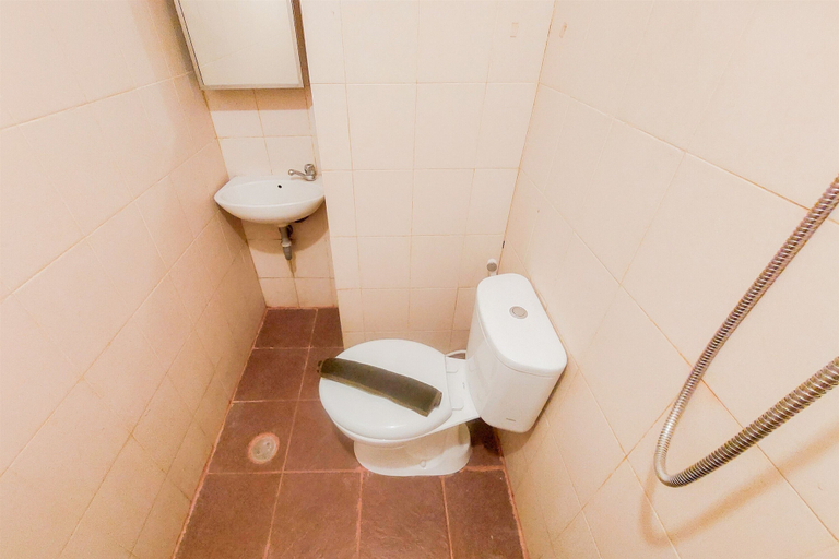 Bathroom 2, Good And Cozy Stay 2Br Serpong Greenview Apartment, Tangerang Selatan