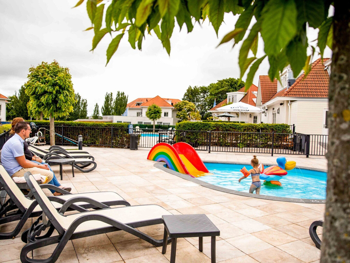 Pool 2, Comfortable Chalet, Dishwasher, Near the Sea in Noordwijk, Noordwijk