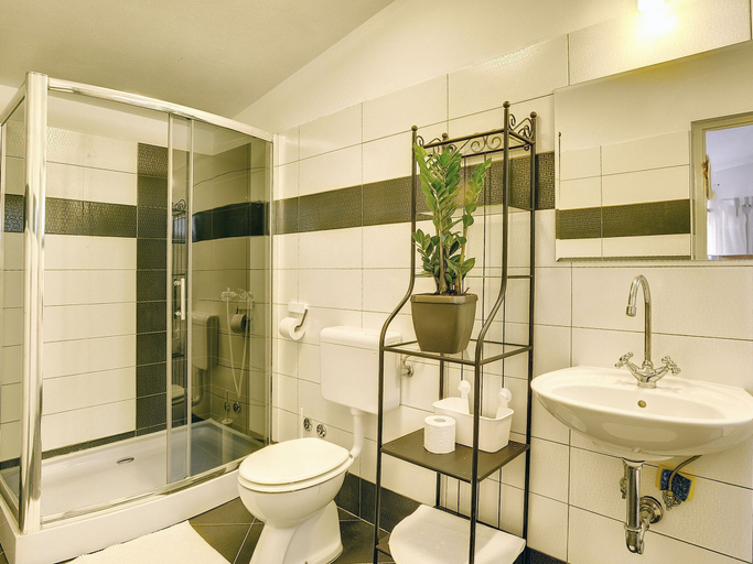Bathroom 4, Superb Modern Villa With Pool, Large Fenced Yard Near the Beach, Marčana