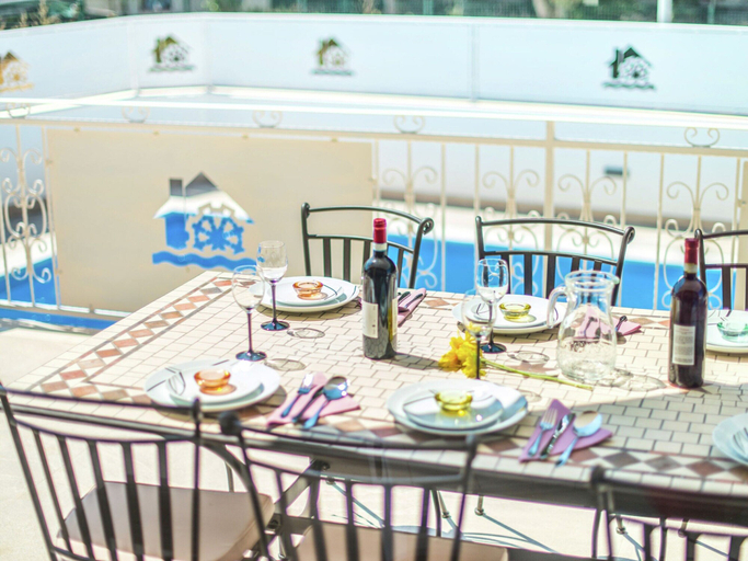 Others 2, Modern Villa with Private Pool & Hot Tub near Center & Beach, Novigrad