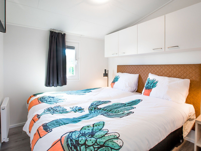 Room 4, Modern Chalet With Dishwasher in Noordwijk Near the Sea, Noordwijk