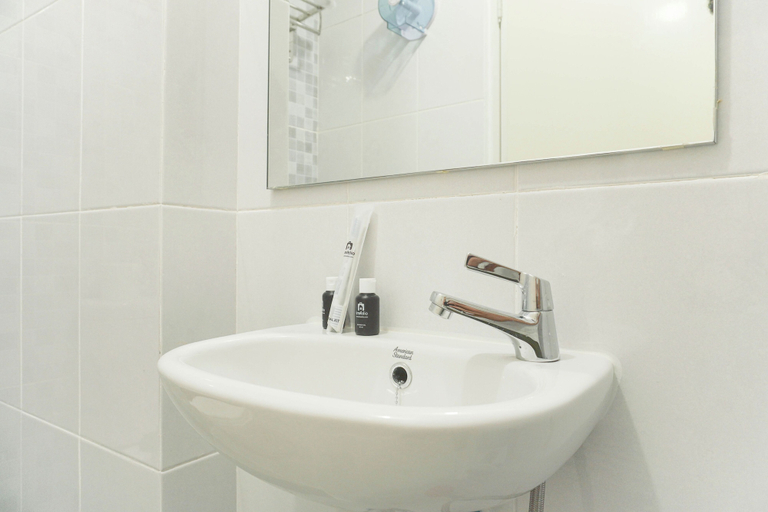 Bathroom 4, Best Deal And Serene Studio Apartment Tokyo Riverside Pik 2, Tangerang