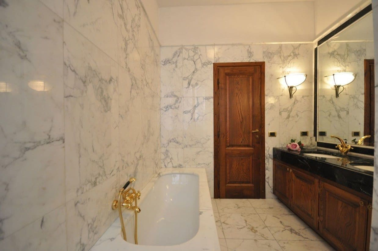Bathroom 5, Ermione, Florence