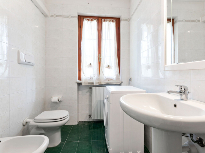 Bathroom 4, Apartment in Lazise With Lake View & Pool, Verona