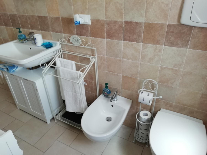 Bathroom 3, Villa Maria, Brindisi
