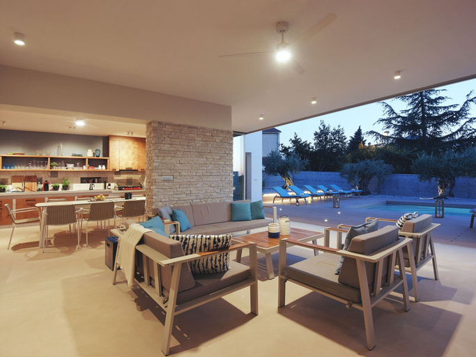 Food & Drinks 5, Villa in Stinjan With Pool and Sea View, Pula