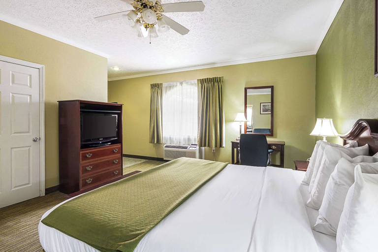 Bedroom 3, Quality Inn Weston, Lewis