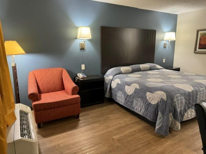 Bedroom 4, Hilltop Inn, DeKalb