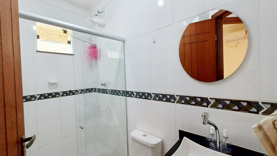 Bathroom 3, Conforto e Lazer a Passos da Praia de Taperapuan, Porto Seguro
