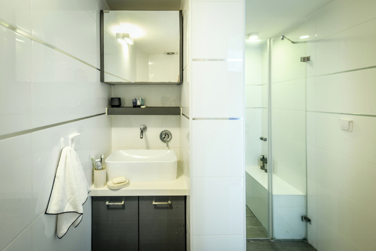 Bathroom 5, Charming 1BR Apt by Sea N' Rent
