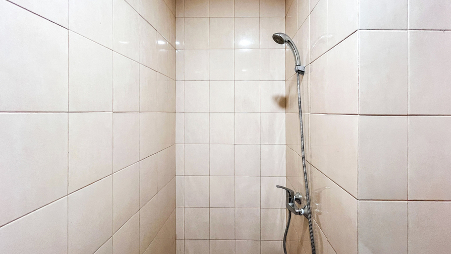 Bathroom 3, Good Deal And Homey Studio At Vida View Makassar Apartment, Makassar