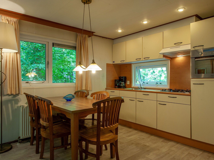 Private kitchen, Chalet Near Trails & Town, Epe