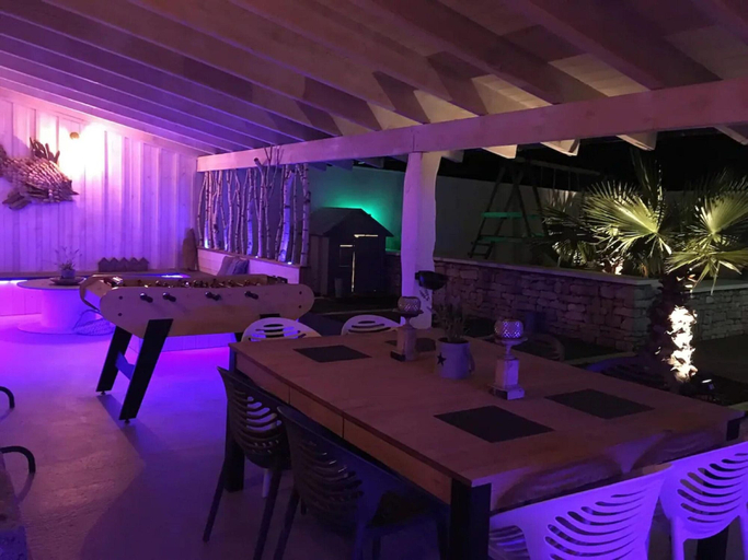 Dining 5, Majestic Villa in Nuaille-d'aunis With Sauna, Charente-Maritime