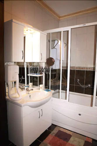 Bathroom 5, Grand Hotel de Londres, Beyoğlu