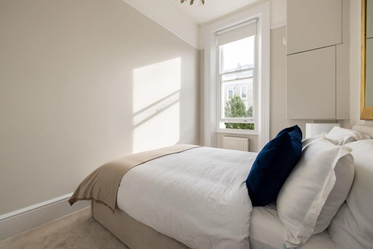 Bedroom 3, Chic Sunlit Earls Court Flat, London