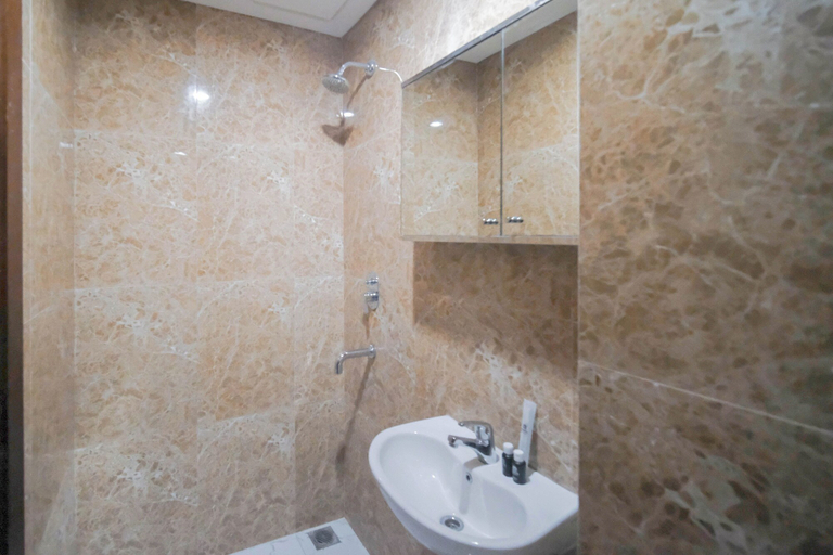 Bathroom 2, Compact And Comfortable Living Studio At Grand Sungkono Lagoon Apartment, Surabaya