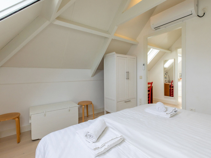 Room 5, Holiday Home in Koudekerke With Hot Tub, Veere
