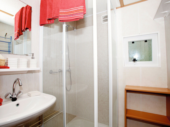 Others 4, Comfortable Chalet With Combi-microwave, in a Green Area, Arcen en Velden