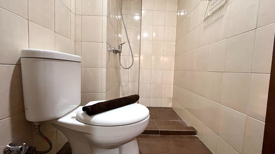 Bathroom 5, Warm and Homey 2BR at Vida View Makassar Apartment By Travelio, Makassar