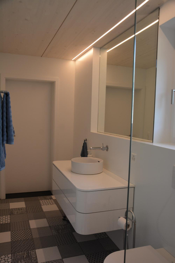 Bathroom 3, Leben im Hafen am idyllischen Murtensee, Broye-Vully
