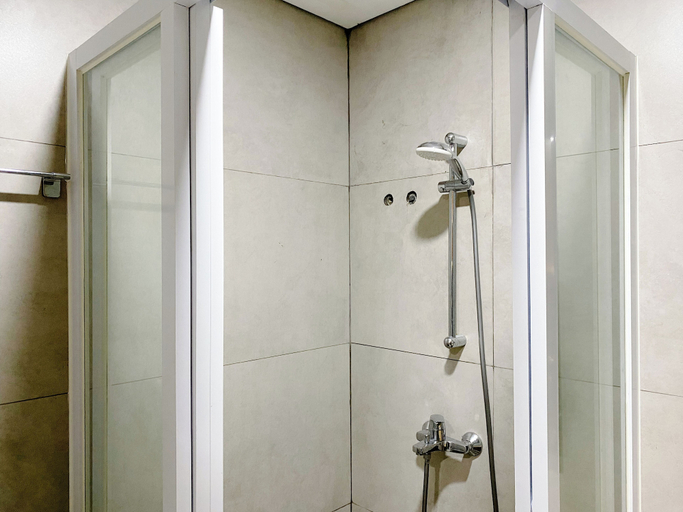 Bathroom 3, Homey And Cozy Living Studio Pollux Chadstone Apartment, Cikarang