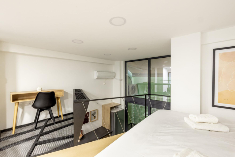 Others 5, On Air Top Designed Gem, Attica