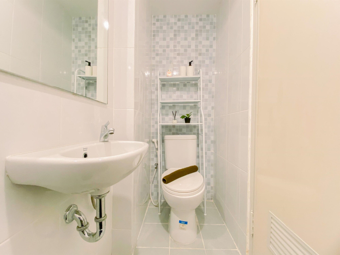 Bathroom 3, Comfy Studio At Tokyo Riverside Pik 2 Apartment, Tangerang