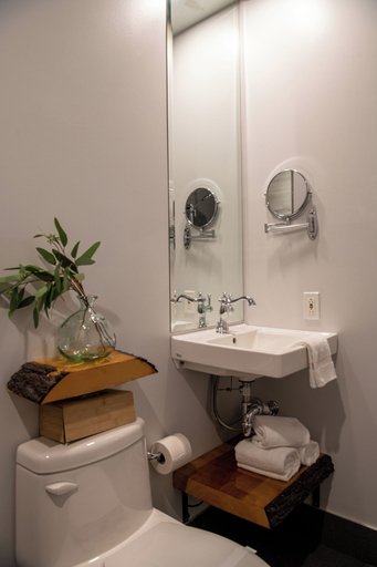 Bathroom 3, Hôtel Roquemont, Portneuf