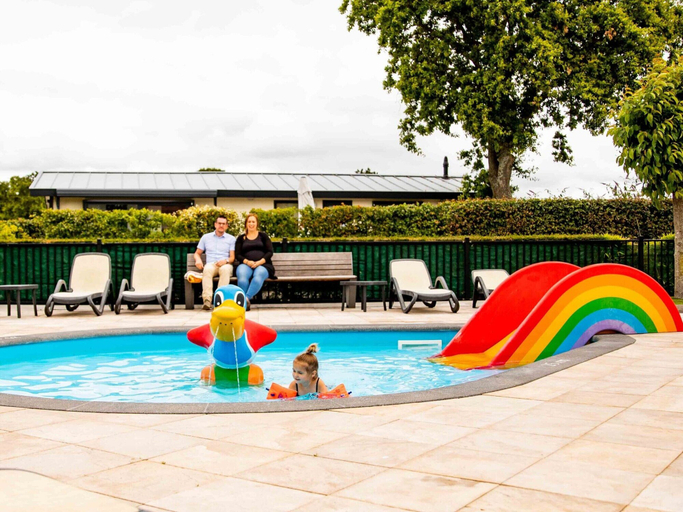 Pool 4, Comfortable Chalet, Dishwasher, Near the Sea in Noordwijk, Noordwijk