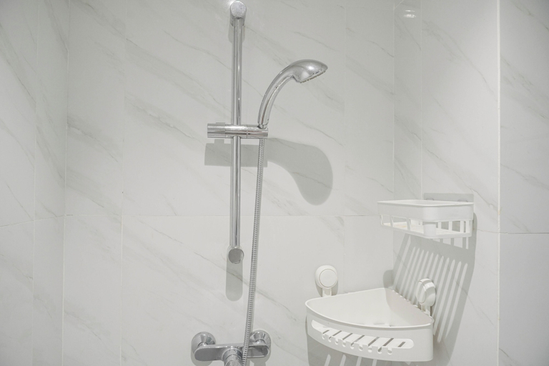 Bathroom 3, Cozy Stay And Minimalist 1Br At Branz Bsd City Apartment, Tangerang Selatan